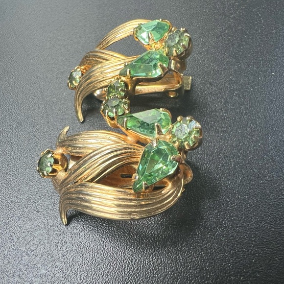 VINTAGE EARRINGS Gold Tone Green Crystal COLLECTIBLE COSTUME JEWELRY CLIP ON - Picture 12 of 13